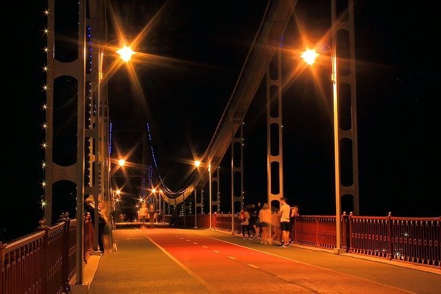 osvětlená silnice na mostě.jpg