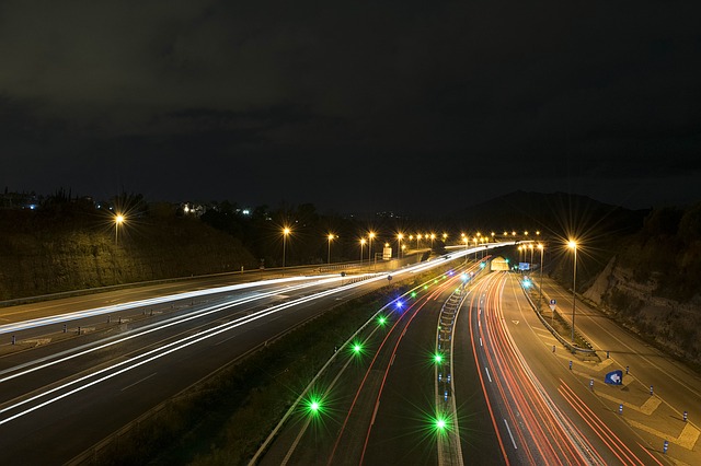 večerní automobilový provoz na dálnici.jpg