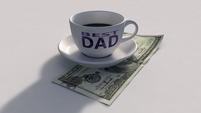 hrnek a bankovka, 100 dolarů, nápis „best dad“