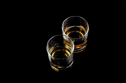 sklenice s whisky